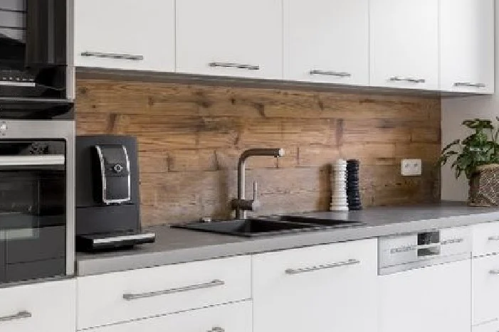 Moderne Küche mit Holzwand